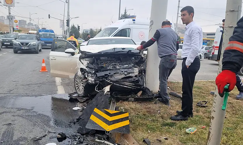 TÜVTÜRK Kavşağı'nda Kaza: Araç Trambüs Direğine Çarptı