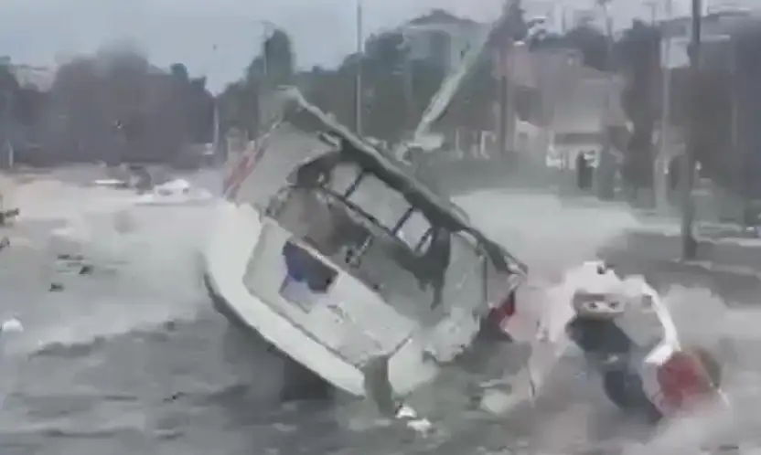 Tuzla Sahili Dalgalara Teslim Oldu