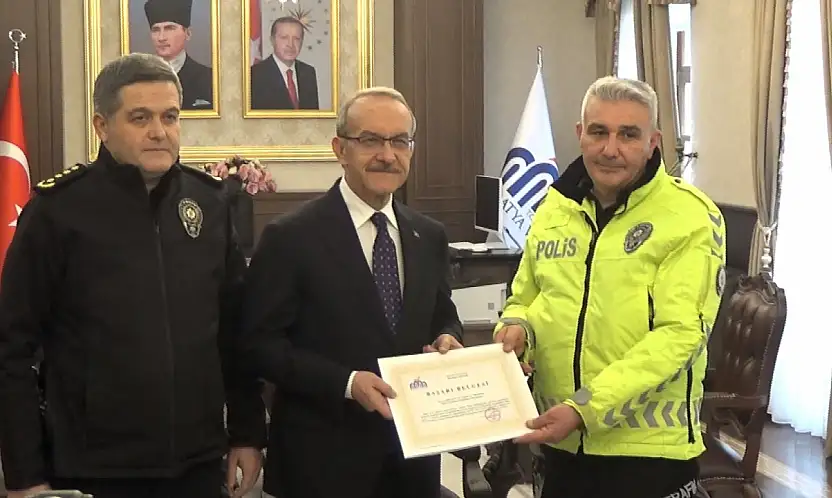 Üşüyen Çocuğa Kendi Çorabını Veren Polise Başarı Belgesi