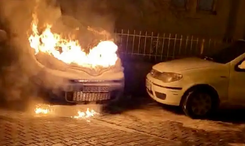 Vali Konağı Yakınlarında Park Halindeki Araç Alev Aldı