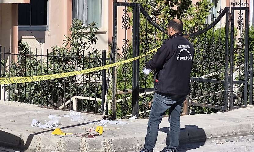 Yavuzselim Mahallesi'nde dehşet: 61 yaşındaki Perihan Akbulut'a 8 bıçak darbesi, şüpheli eş kaçtı