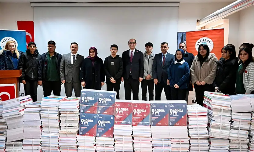 Yeşilyurt Belediyesi'nden Eğitime Büyük Destek: 1.135 TYT–AYT Kitabı Öğrencilerle Buluştu
