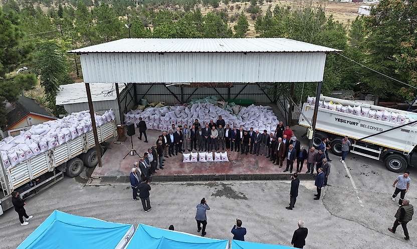 Yeşilyurt Belediyesi'nden Üreticilere 60 Ton Arpa Desteği!