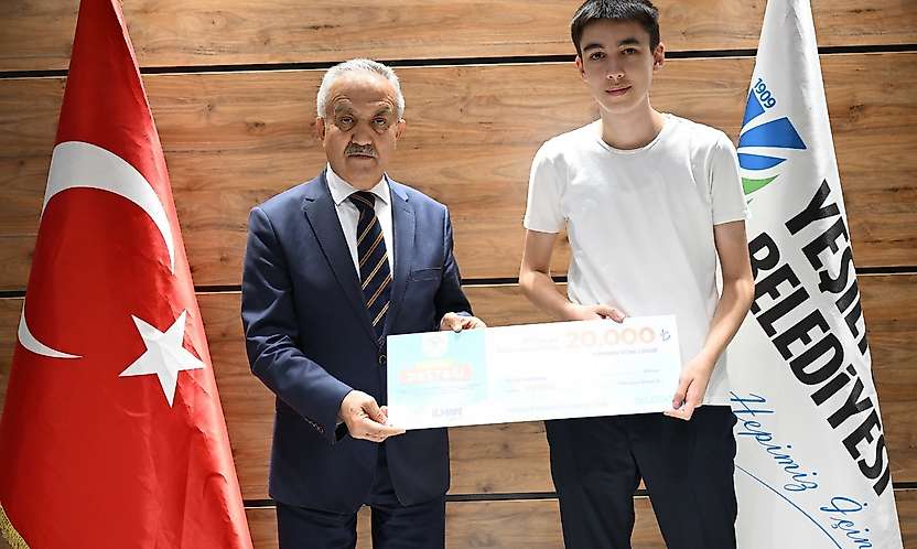 Yeşilyurt Belediyesi'nden YKS'de Dereceye Giren 31 Öğrenciye Başarı Ödülü