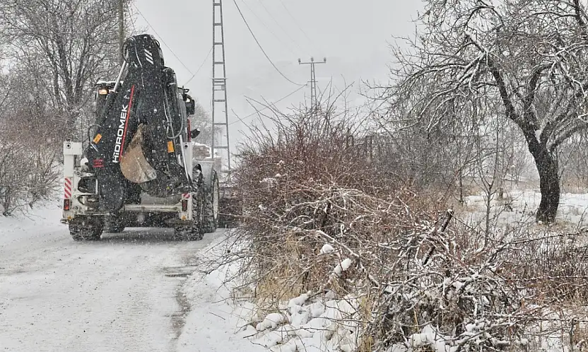 Yeşilyurt'ta Kar Alarmı: Belediye Ekipleri 24 Saat Sahada