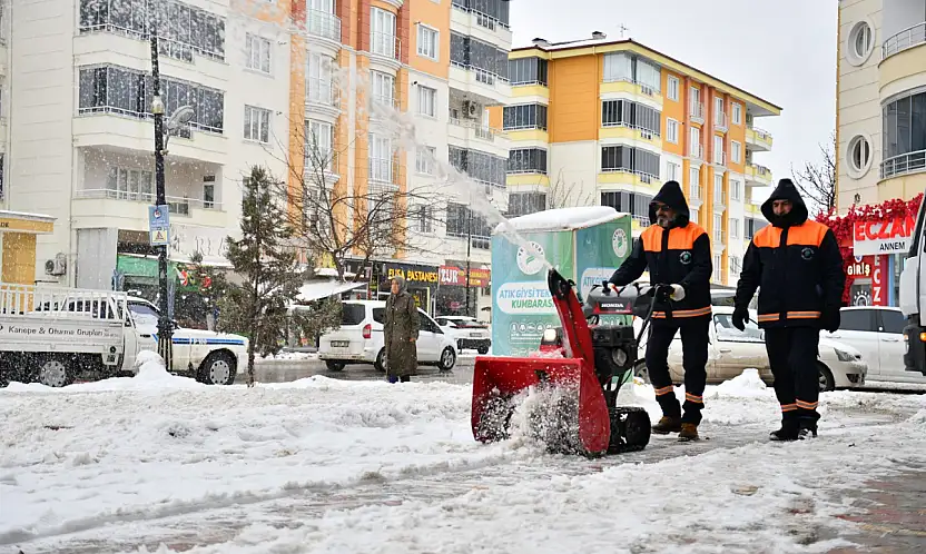 Yeşilyurt'ta Kar Alarmı: Ekipler 7/24 Sahada