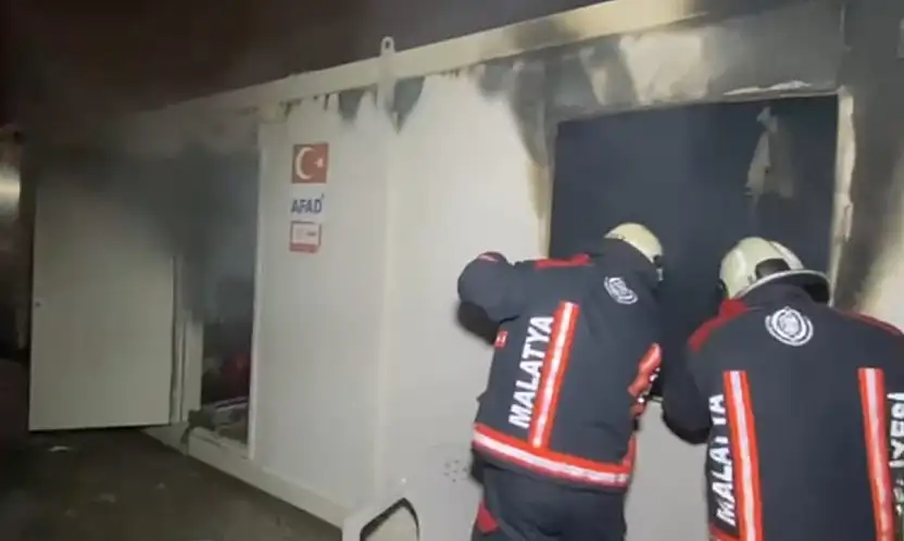 Yeşilyurt'taki Konteyner Kentte Yangın Korkuttu