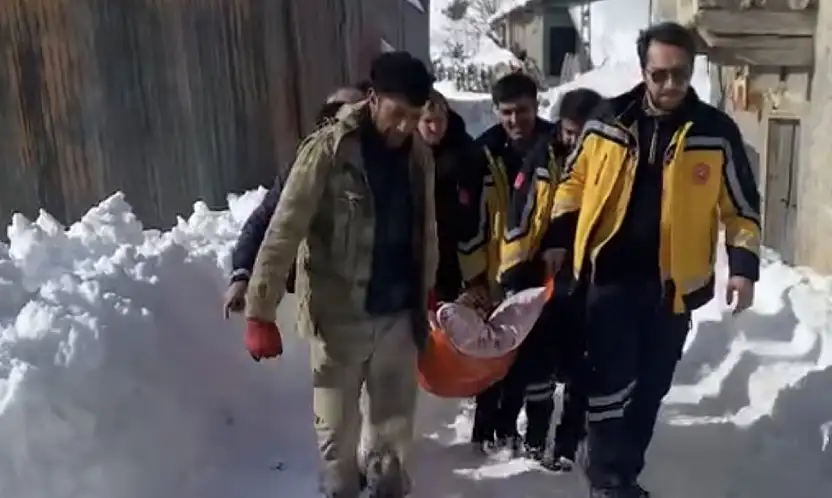 Yoğun Karda Zamanla Yarış: 86 Yaşındaki Hasta Ekipler ve Vatandaşların Desteğiyle Kurtarıldı