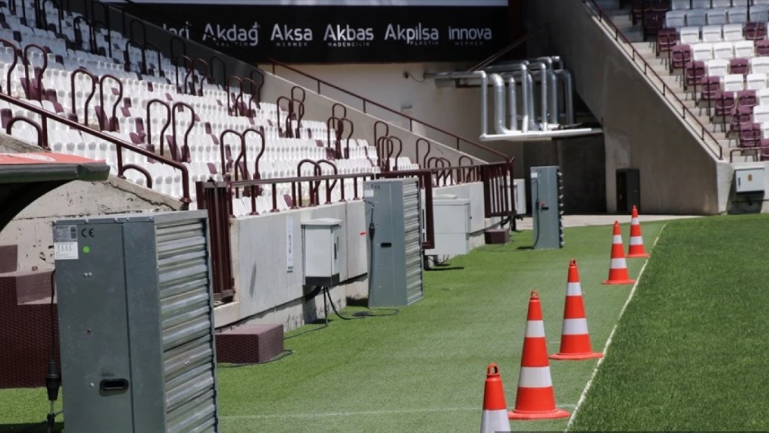 Elazığ Atatürk Stadyumu'nda çimler sıcaktan fan sistemi ile korunuyor