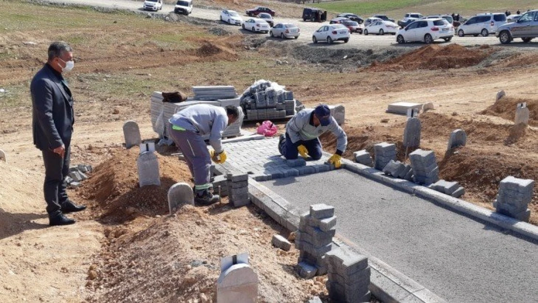 12 Mezarlıkta Bakım-Onarım, Budama, Genel Temizlik Yapıldı