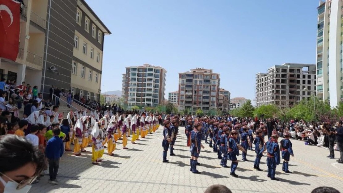 150 Minik öğrencinin Zeybek Gösterisi Büyük Beğeni Gördü