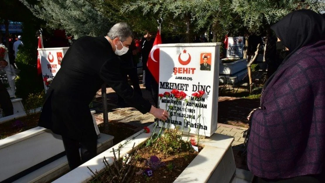 18 Mart Şehitleri Anma Günü Dolayısıyla Şehitlikte Tören Düzenlendi