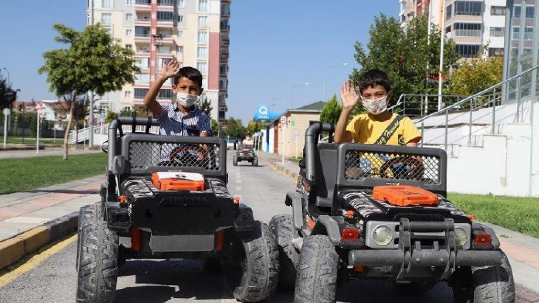 200 ilkokul öğrencisi trafik kurallarını uygulamalı olarak öğrendi.