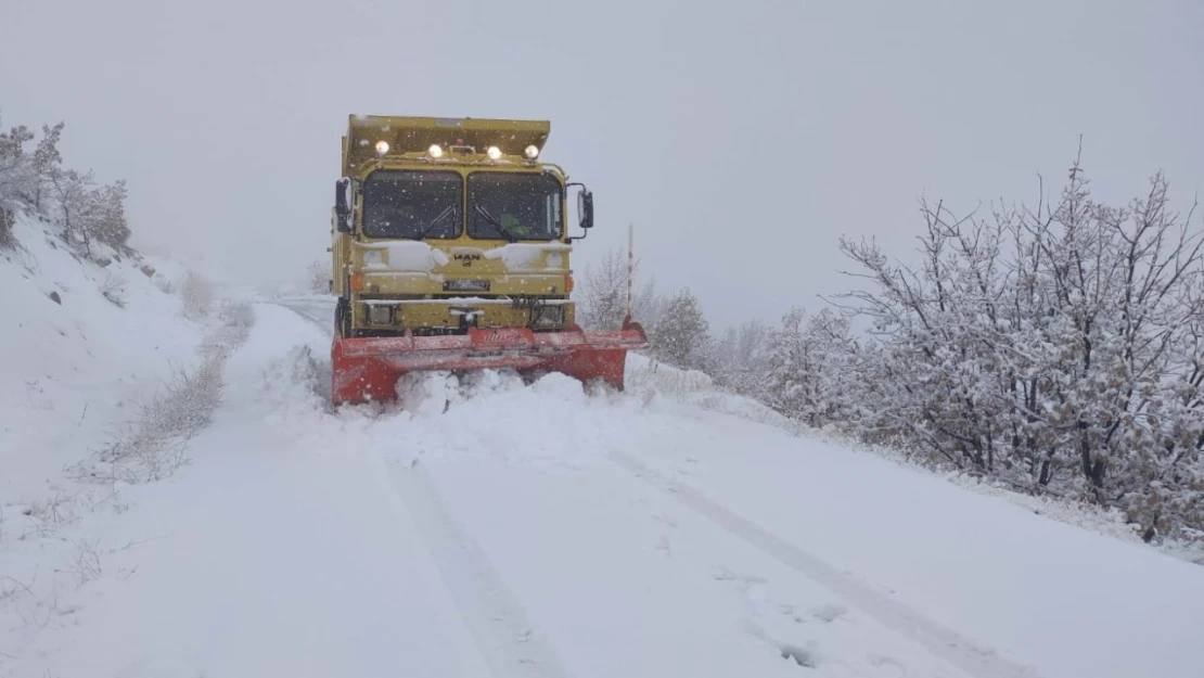 21 Mahallede Kar Küreme ve Yol Açma Çalışmaları Devam Ediyor