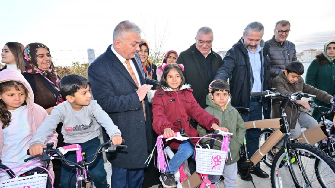 287 Çocuğa Bisiklet Hediye Edildi