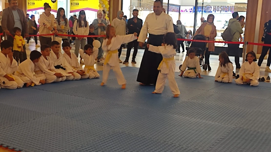 29 Ekim Cumhuriyet Bayramı  Karate Gösterisi İzleyenleri Gururlandırdı