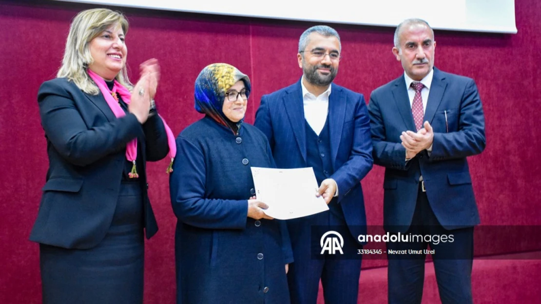 72 yaşındaki anne, belediye başkanı oğlunun elinden okuma yazma sertifikasını aldı