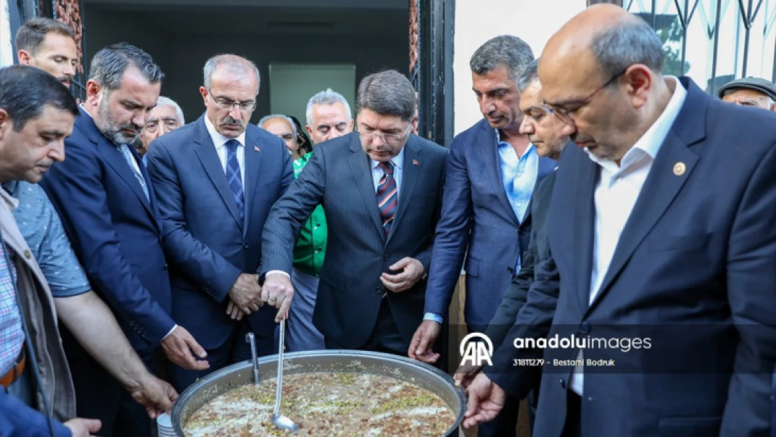 Adalet Bakanı Tunç, Elazığ'da cemevindeki Aşure Programıma katıldı