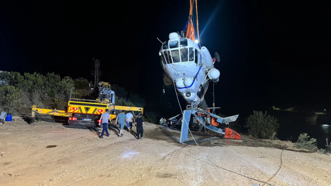 Adana'da baraj gölüne düşen helikopter çıkarıldı