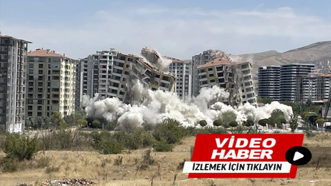 Ağır hasarlı 2 bina patlayıcı yardımıyla yıkıldı