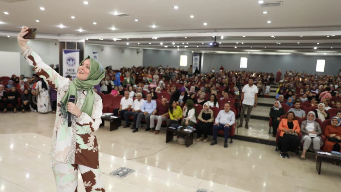 Aile Akademisi'nin İlk Konuğu Yazar Hatice Kübra Tongar Oldu