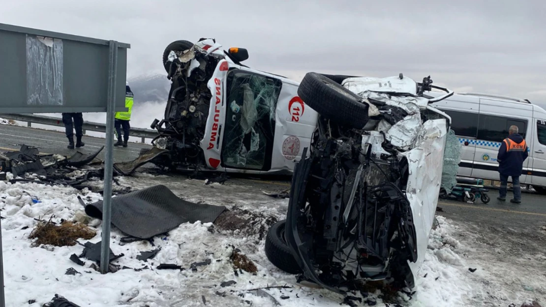 Ambulans ile kamyonet çarpıştı: 7 yaralı