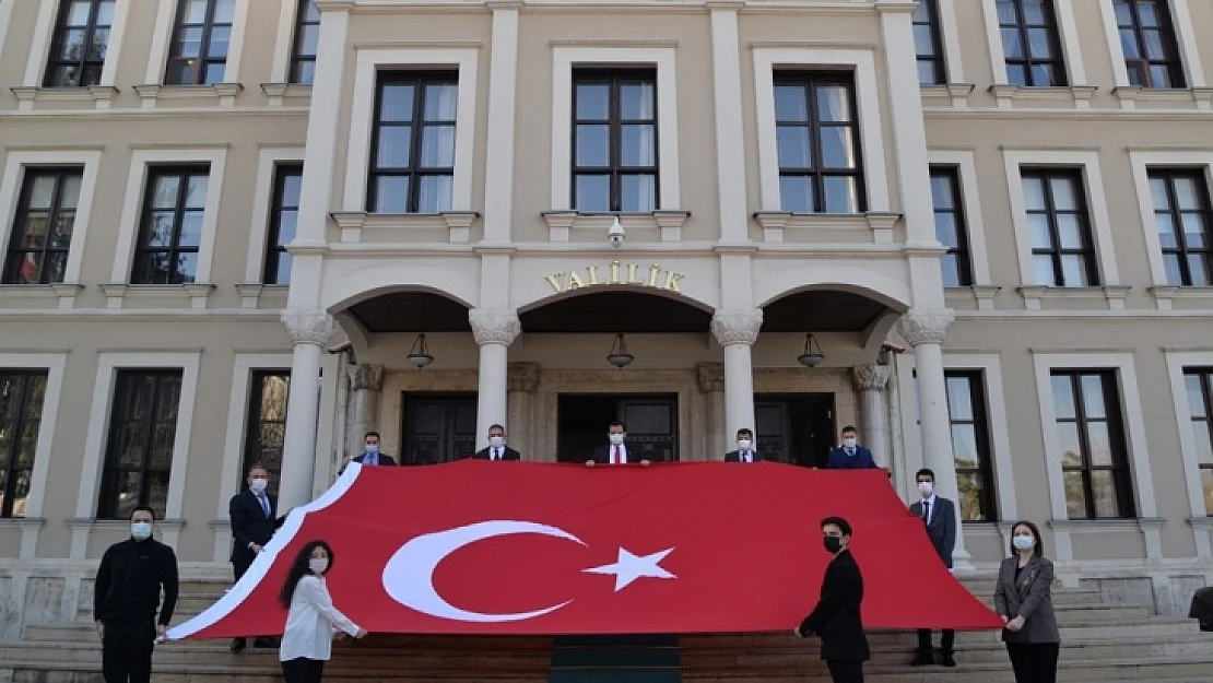 Anadolu Gönül Yolu-81 Genç 81 Bayrak etkinliği ile Türkiye'nin Dört Bir Yanından Gelecek Bayraklar Çanakkale'ye Ulaşacak