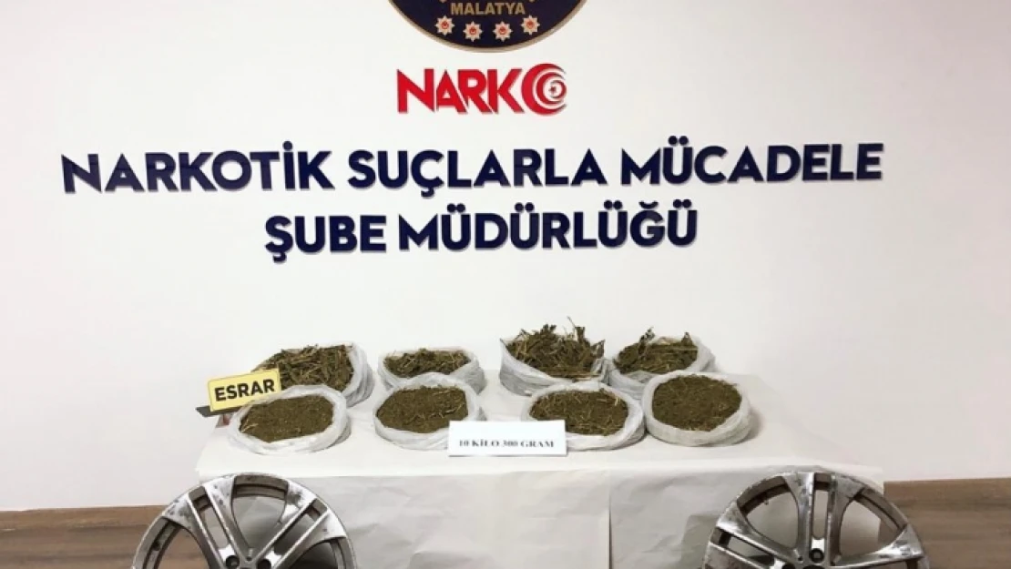 Arabanın arka lastiğinde 10 kilo kubar Esrar ele geçirildi