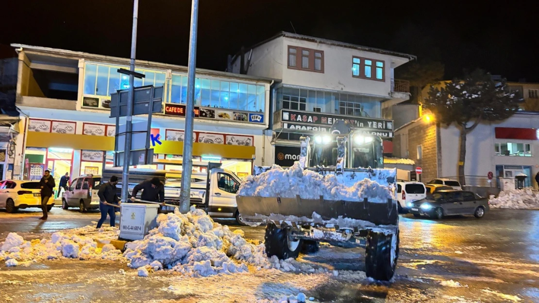 Arapgir Belediyesi'nden Gece Mesaisi: Kar Temizleme Çalışmaları Devam Ediyor