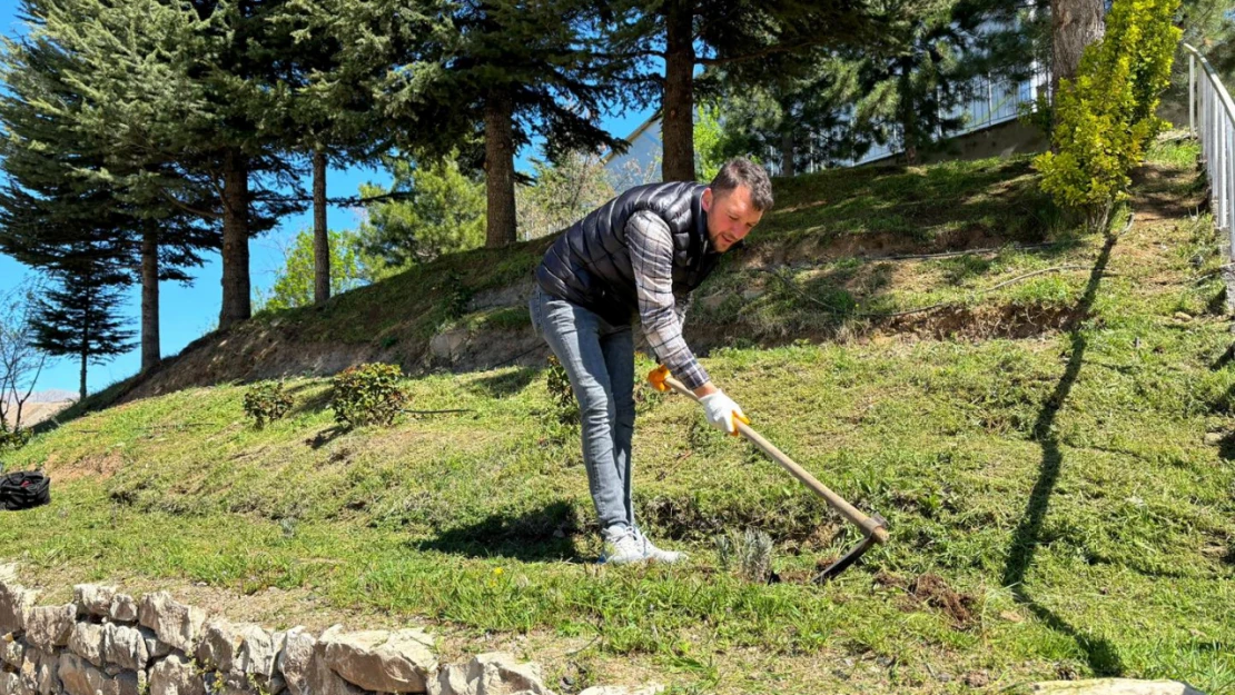 Arapgir Belediyesi Yabani ot temizliği çalışması