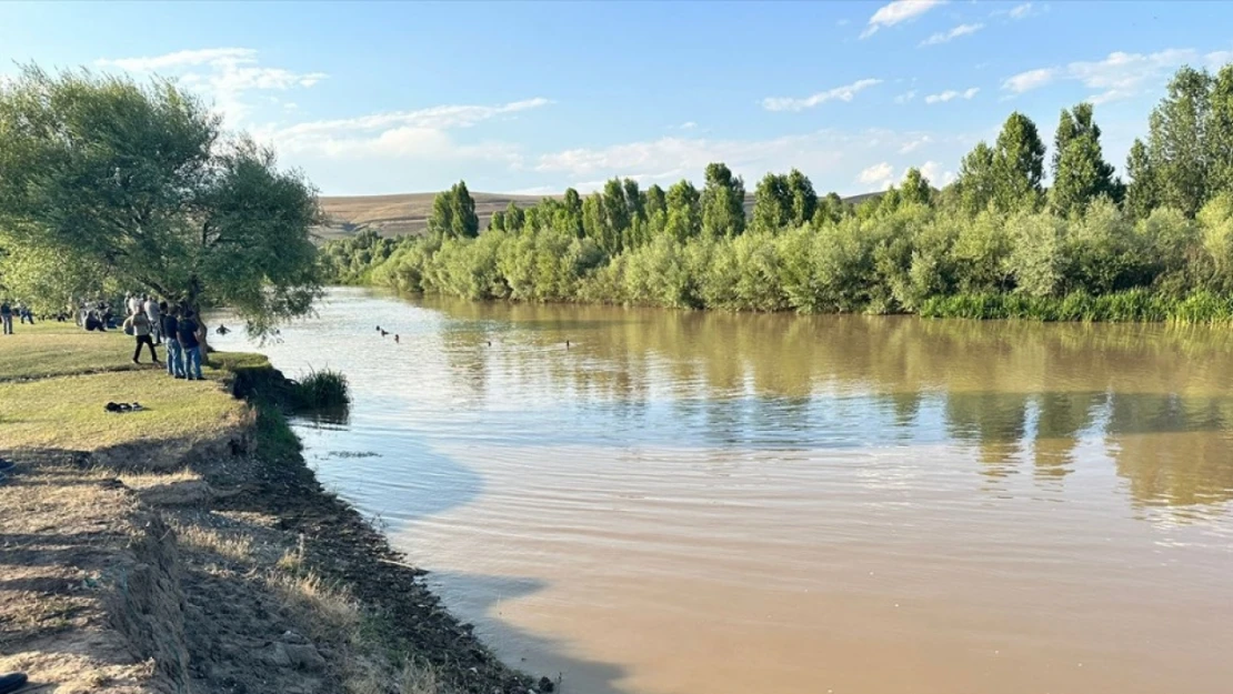 Aras Nehri'ne giren 2 çocuktan biri boğuldu, biri kayboldu.