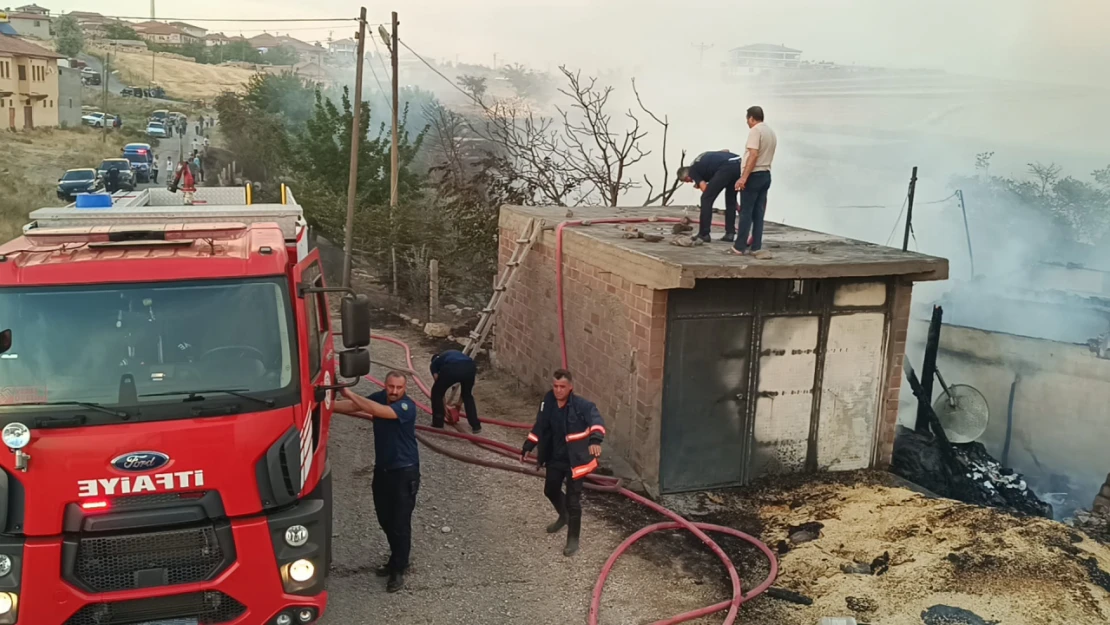 Arguvan ilçesindeki yangında  600 dönümlük anız arazisi zarar gördü