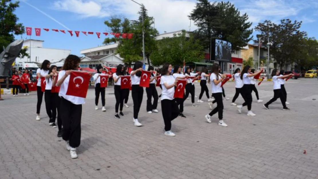 Arguvan Nazım Hikmet Meydanında 19 Mayıs Kutlaması Yapıldı