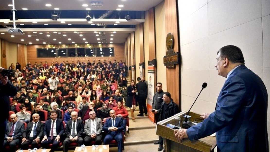 'Bağımlı Değiliz' adlı tiyatro, sanat merkezinde sahnelendi