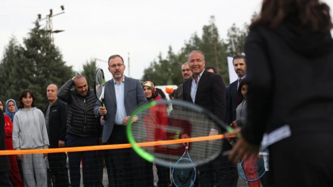 Bakan Kasapoğlu, Depremzede Çocuklarla Tenis Oynadı
