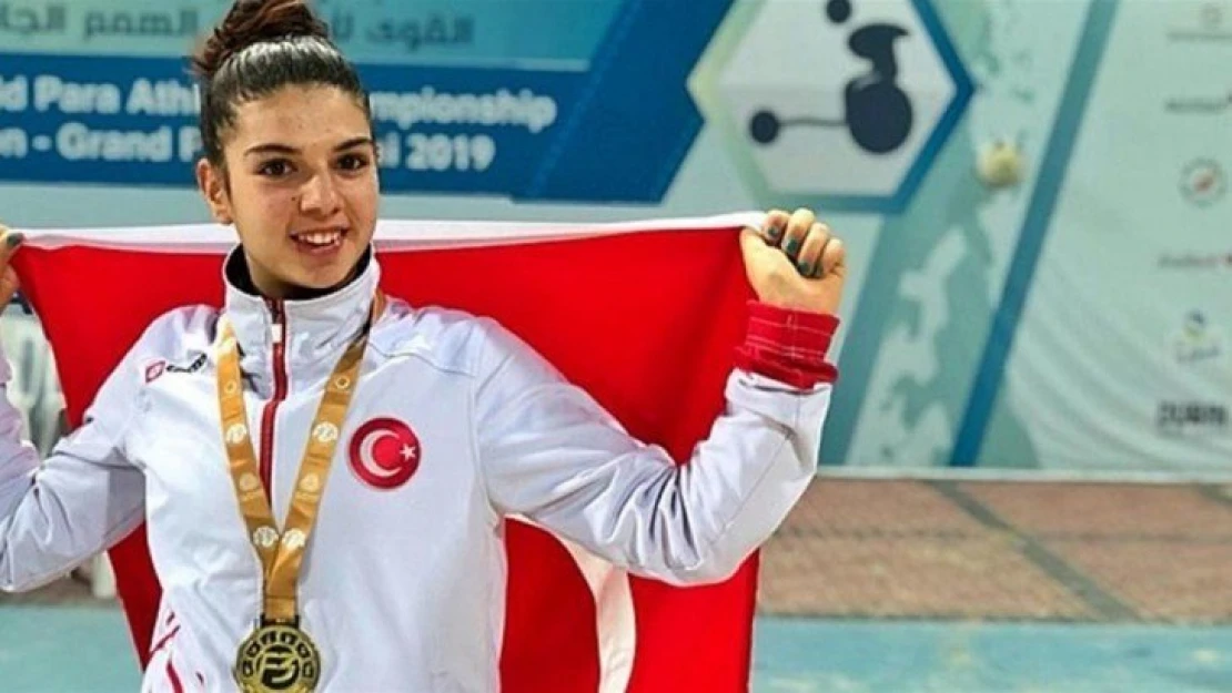 Bakan Kasapoğlu, Dünya Şampiyonu Esra Bayrak'ı Kutladı