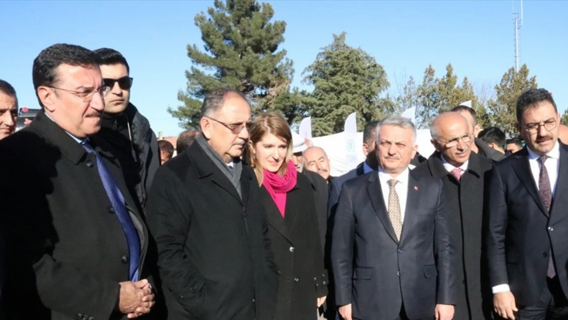 Bakan Özhaseki, Akçadağ'da incelemelerde bulundu, seçim ofisinin açılışına katıldı