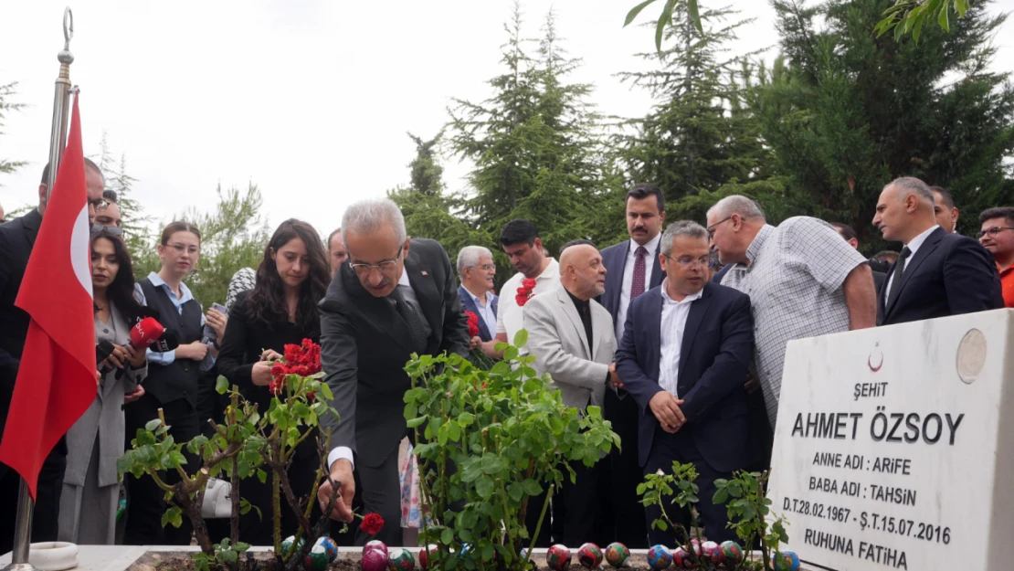 Bakan Uraloğlu, 15 Temmuz'un Yıl Dönümünde Türksat Şehidi Ahmet Özsoy'u Kabri Başında Andı