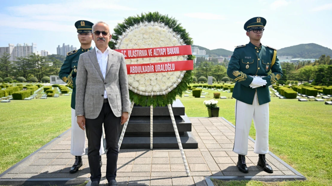 Bakan Uraloğlu, Busan'da Yatan Kore Şehitlerini Ziyaret Etti