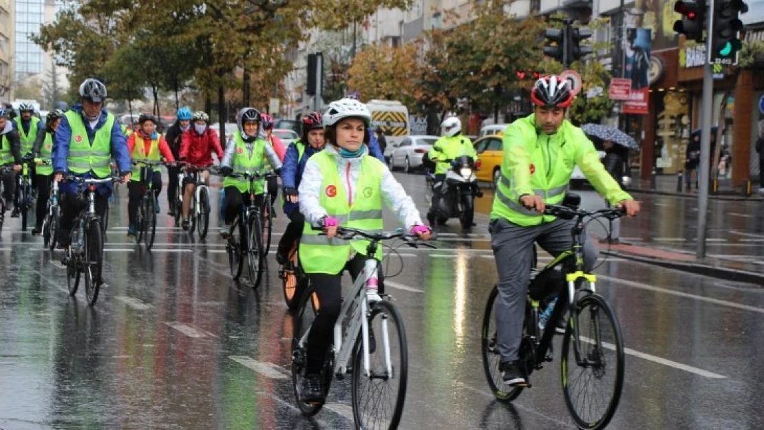 'Barikatsız dünya' için pedal çevirdiler