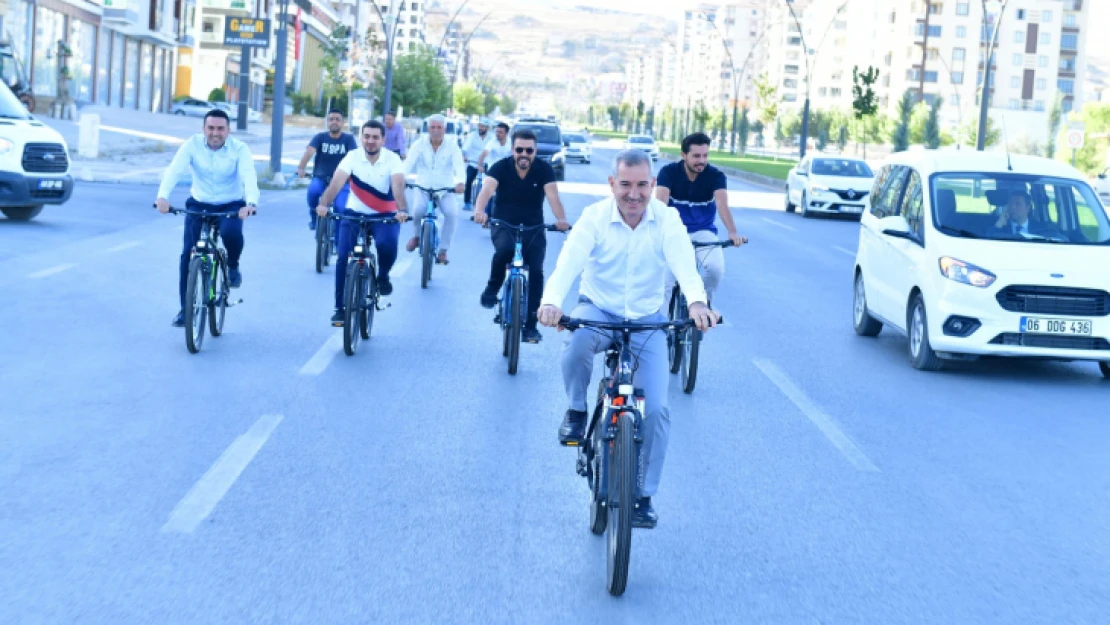 Başkan Çınar, Avrupa Hareketlilik Haftası Nedeniyle Mesaiye Bisikletle Geldi