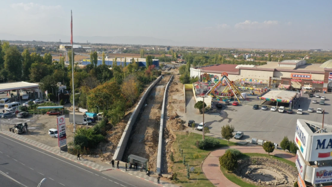 Başkan Çınar, 'Barguzu Kanalboyu Park' Projesinin Uygulanacağı Horata Kanalı Etrafındaki Çalışmaları İnceledi