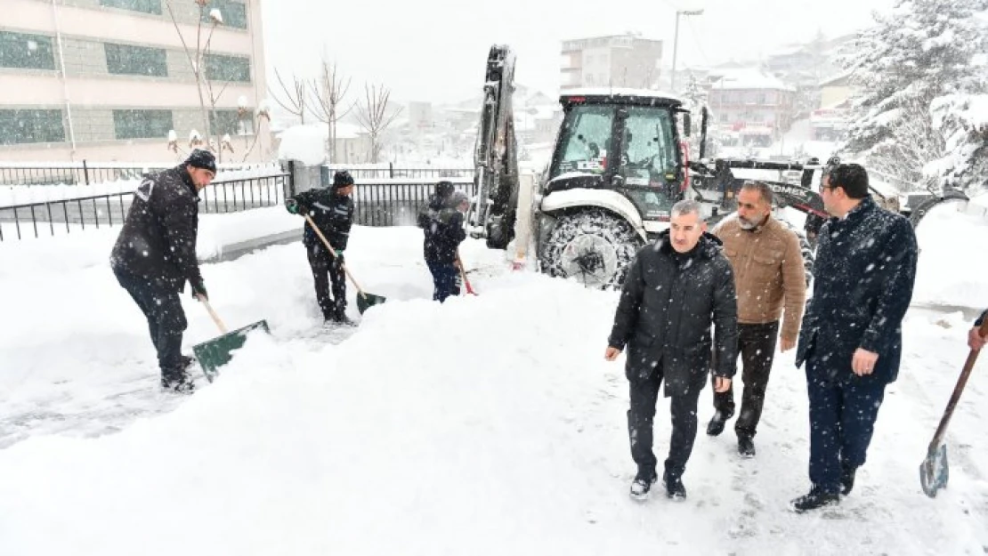 Başkan Çınar, Cadde Ve Sokaklardaki Kar Temizleme Çalışmalarını Yakından Takip Ediyor