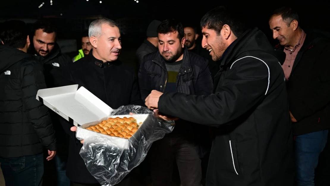 Başkan Çınar, Fen İşleri Müdürlüğü Ekiplerini 'İkizce Toki Konutları' Gece Mesaisinde Yalnız Bırakmadı