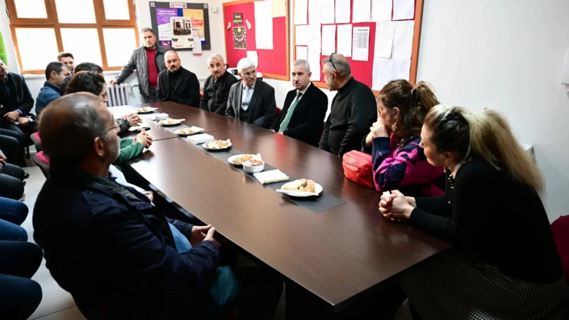 Başkan Çınar, Gündüzbey Şehit Levent Coşkun İlk Ve Ortaokuluna Spor Malzemesi Desteğinde Bulundu