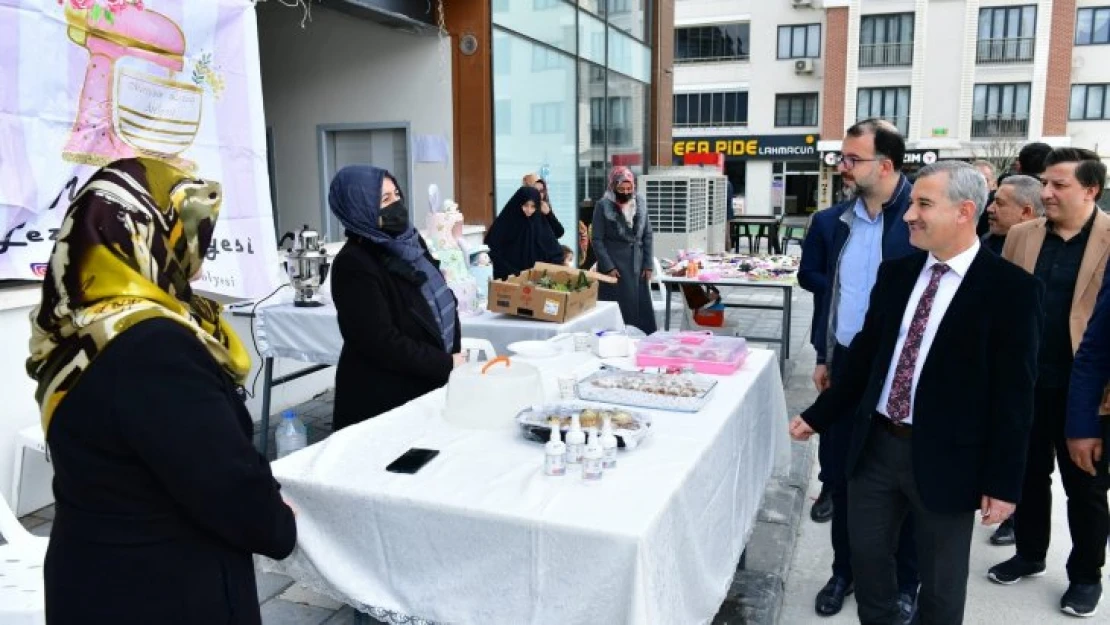 Başkan Çınar, İlçedeki Esnaf Ve Mahalle Sakinlerinin Talepleri Yerinde Dinliyor