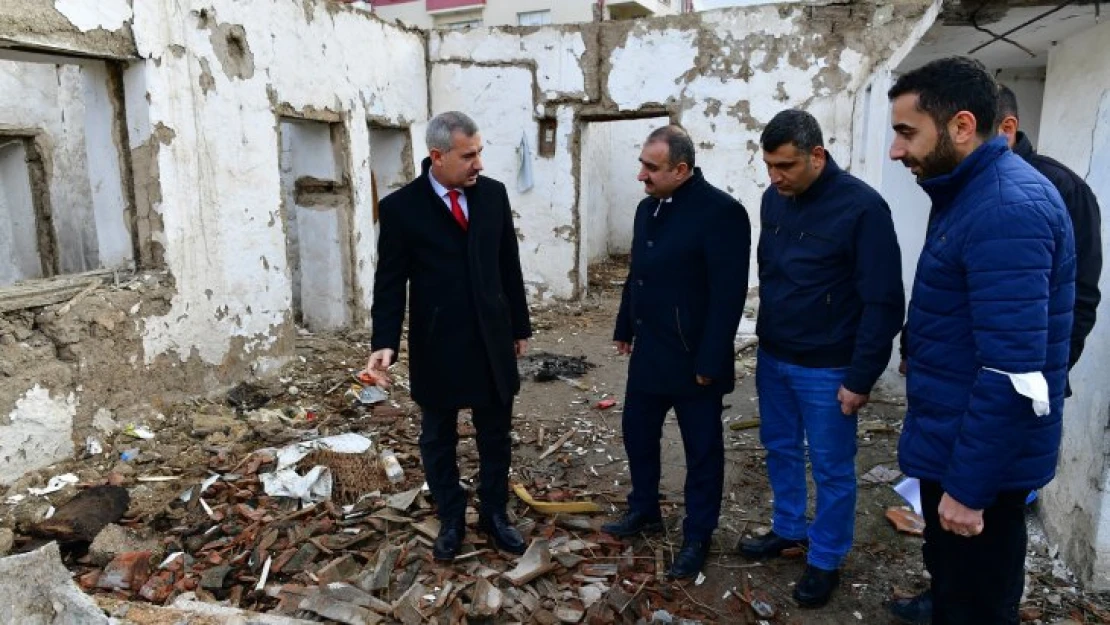 Başkan Çınar, İlyas Mahallesindeki Metruk Evin Yıkımı Ve Yol Açma Çalışmalarını İnceledi