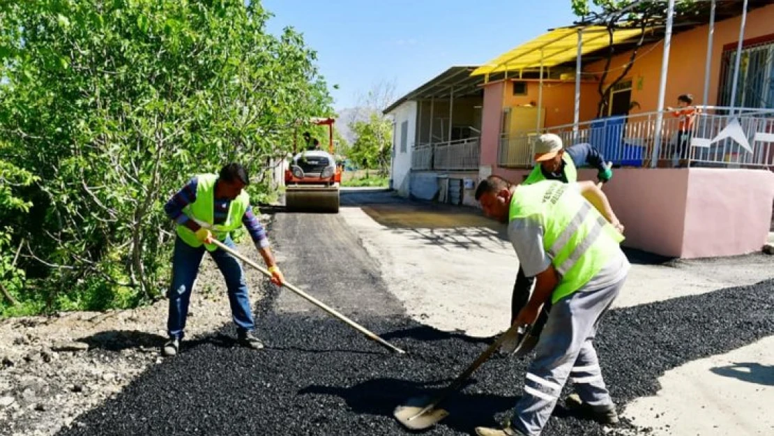 Başkan Çınar, Kaynarca Mahallesinde Devam Eden Yol Yenileme Çalışmalarını İnceledi