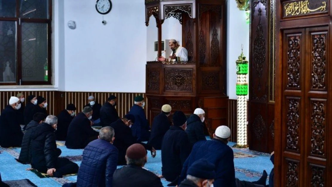 Başkan Çınar, Mescid-i Takva Caminde Kandil Simidi, Lokum Ve Gül Suyu Dağıttı