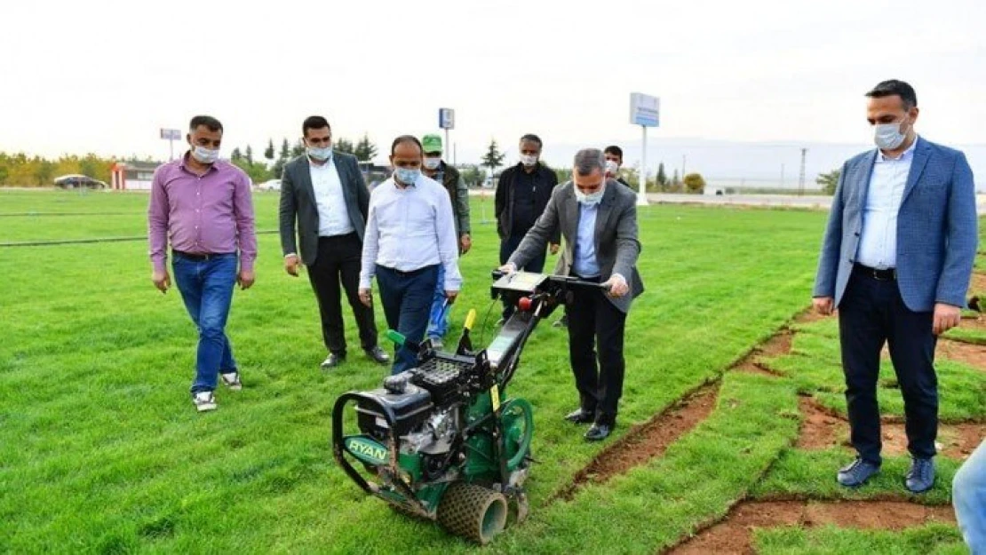 Başkan Çınar Rulo Çimleri Önce Kesti Sonra Millet Bahçesindeki Yeşil Alana Serdi